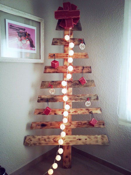 Troncos de madera y piñas para decorar en navidad